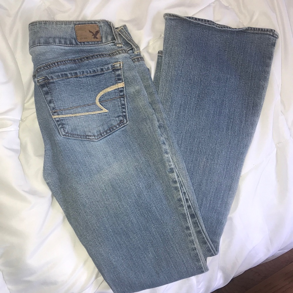 Cute light wash American Eagle Jeans